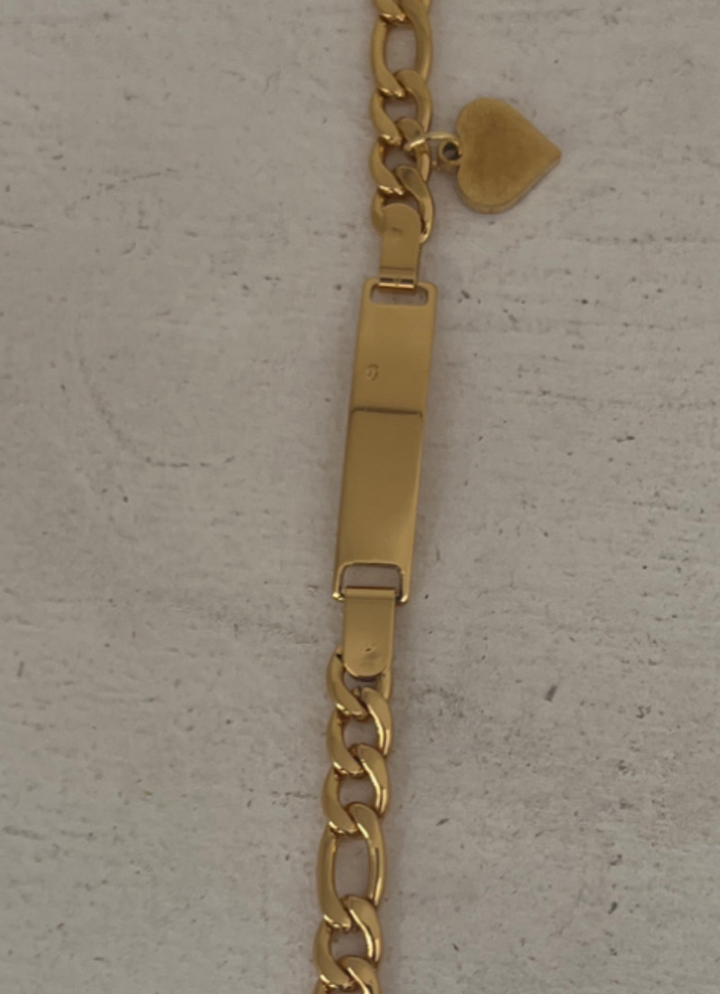 Pulsera con placa y corazón