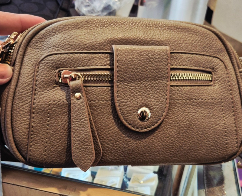 Bolsas cross body negra y arena