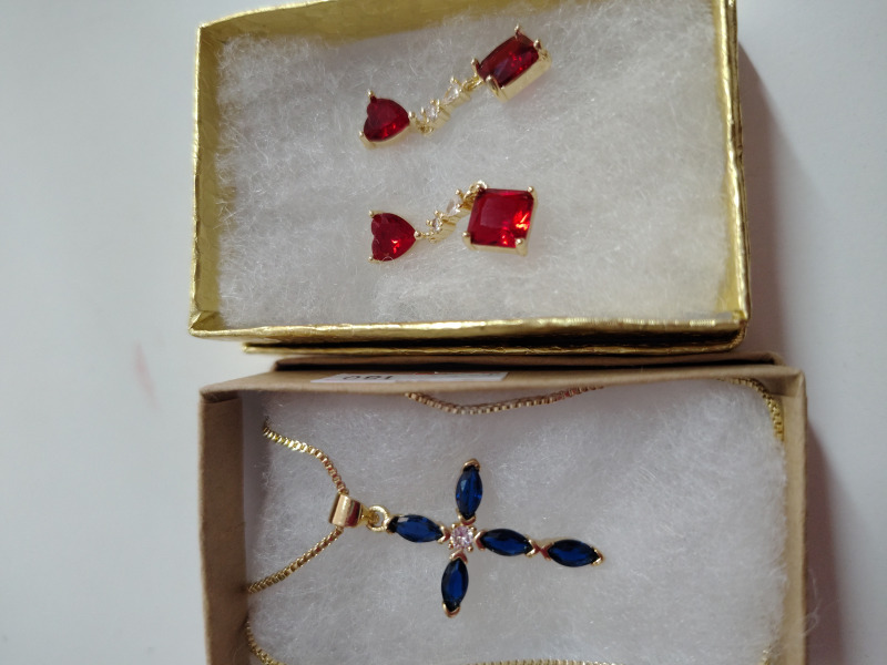 Collar cruz azul/ aretes corazón rojo