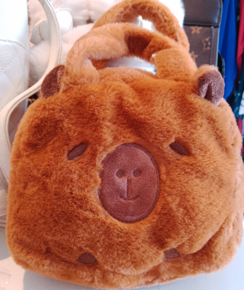 Bolso peluche capibara